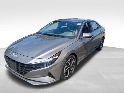 Used 2023 Hyundai Elantra SEL w/ Convenience Package FWD image 2