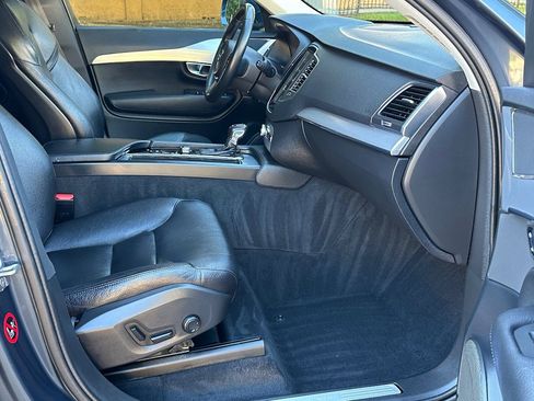 Used 2018 Volvo XC90 T5 Momentum w/ Convenience Package image 16