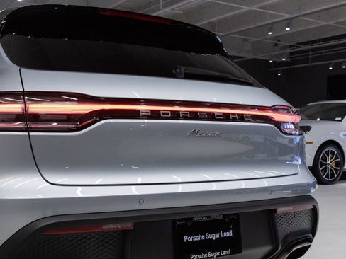 Certified 2026 Porsche Macan AWD/4WD image 30