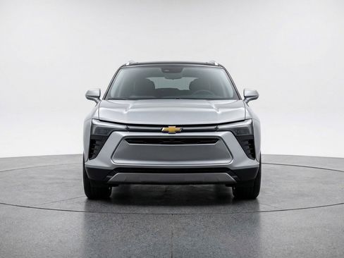 Used 2025 Chevrolet Blazer LT image 2