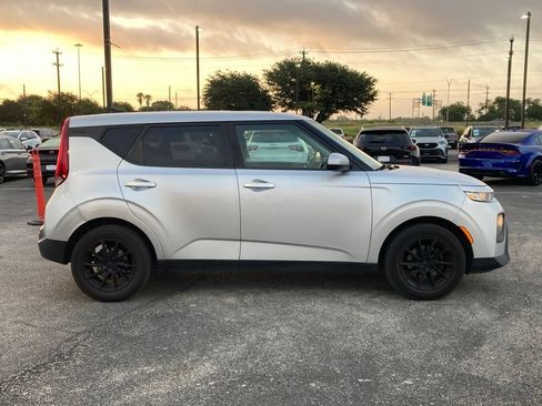 Used 2021 Kia Soul LX FWD image 4