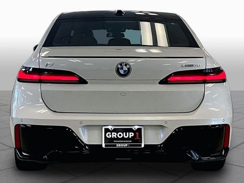 Used 2025 BMW i7 xDrive60 AWD/4WD image 4
