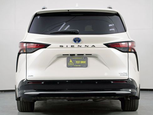 Used 2021 Toyota Sienna Limited image 10