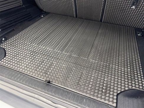 Used 2025 Land Rover Defender 110 S image 78