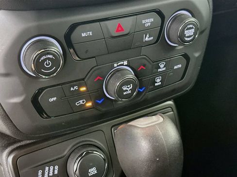 Certified 2022 Jeep Renegade Altitude w/ Convenience Group AWD/4WD image 26
