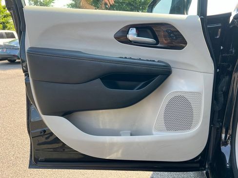 Used 2024 Chrysler Pacifica Limited FWD image 14