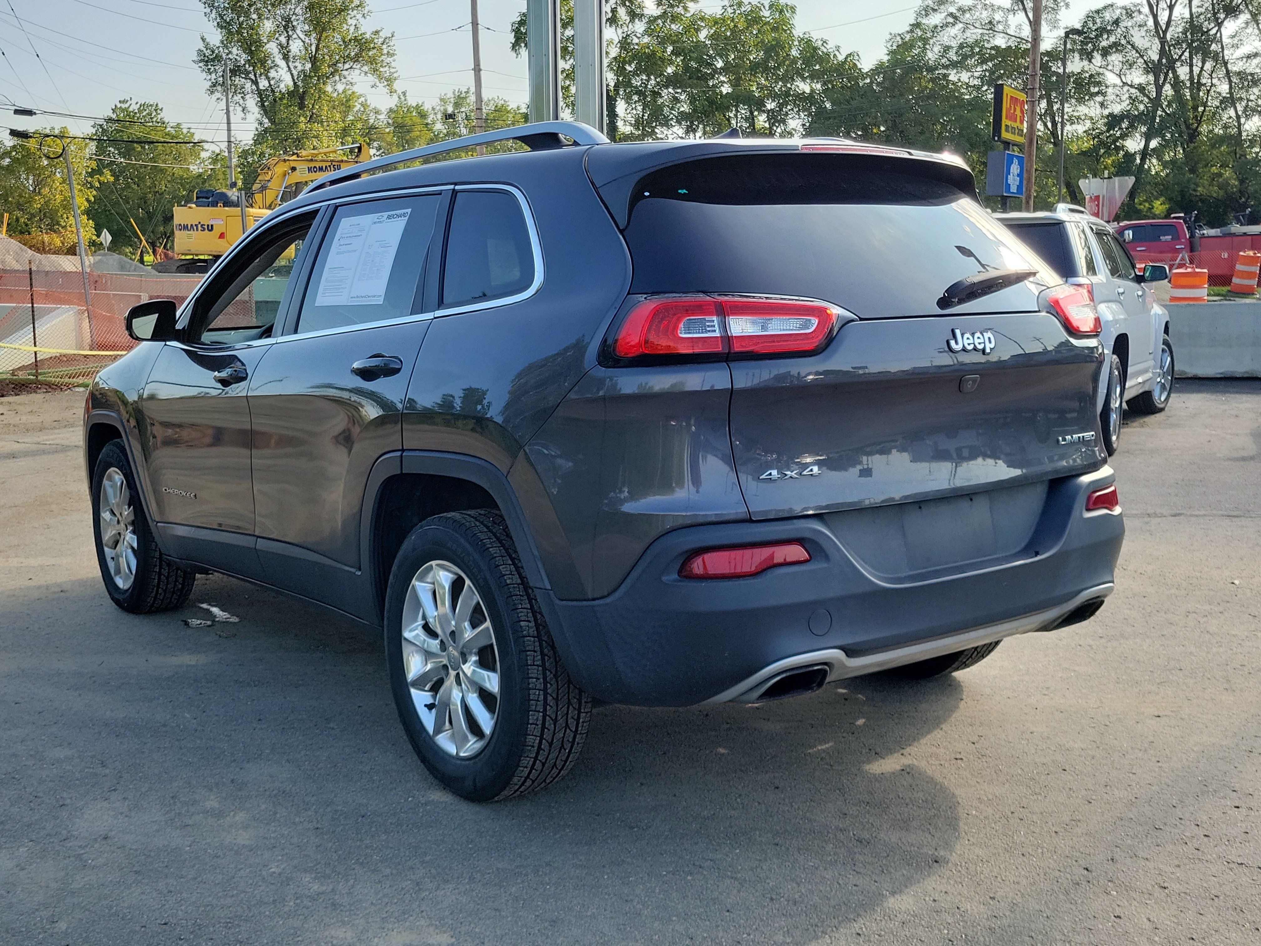 Used 2017 Jeep Cherokee Limited AWD/4WD image 3