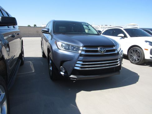 Used 2019 Toyota Highlander Limited image 2