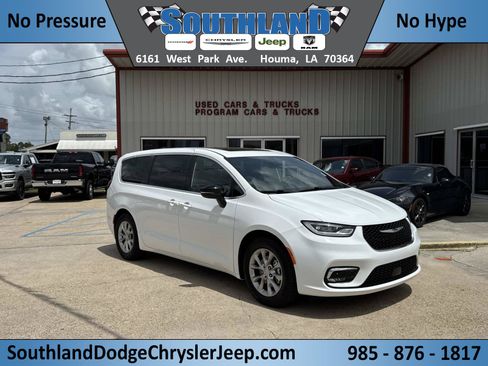 Used 2026 Chrysler Pacifica Limited FWD image 1