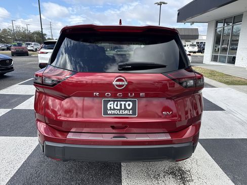 Used 2024 Nissan Rogue SV w/ SV Premium Package image 4