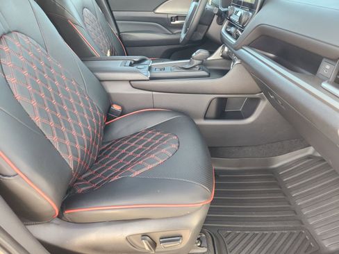 Used 2025 Toyota Grand Highlander AWD image 17