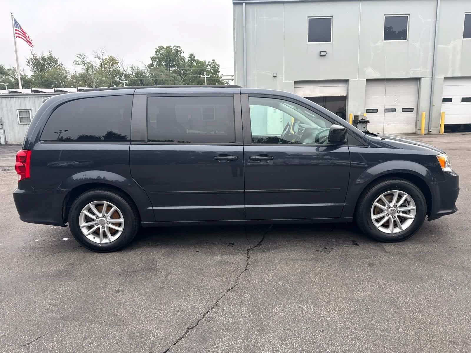 Used 2014 Dodge Grand Caravan SXT FWD image 2