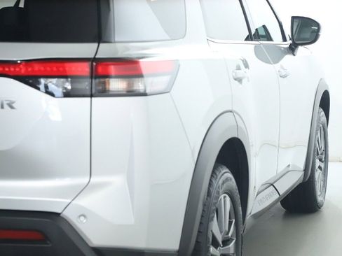 Certified 2025 Nissan Pathfinder SV FWD image 47
