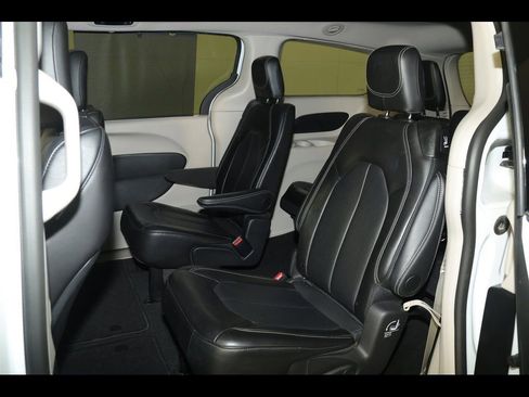 Used 2024 Chrysler Pacifica Touring-L image 28