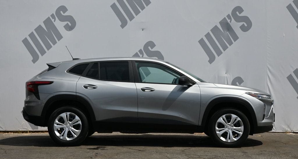 Used 2024 Chevrolet Trax LS w/ Driver Confidence Package FWD image 4
