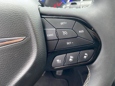 Used 2024 Chrysler Pacifica Premium FWD image 18