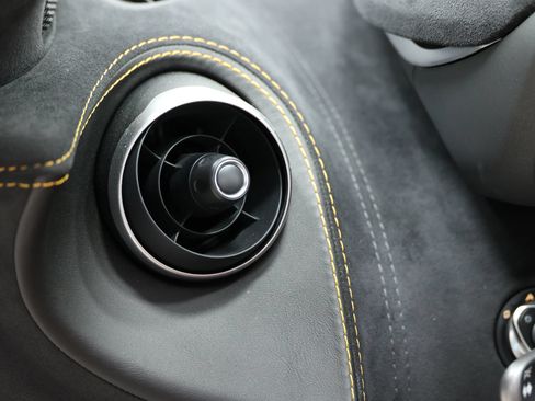 Used 2019 McLaren 570S Spider RWD image 23