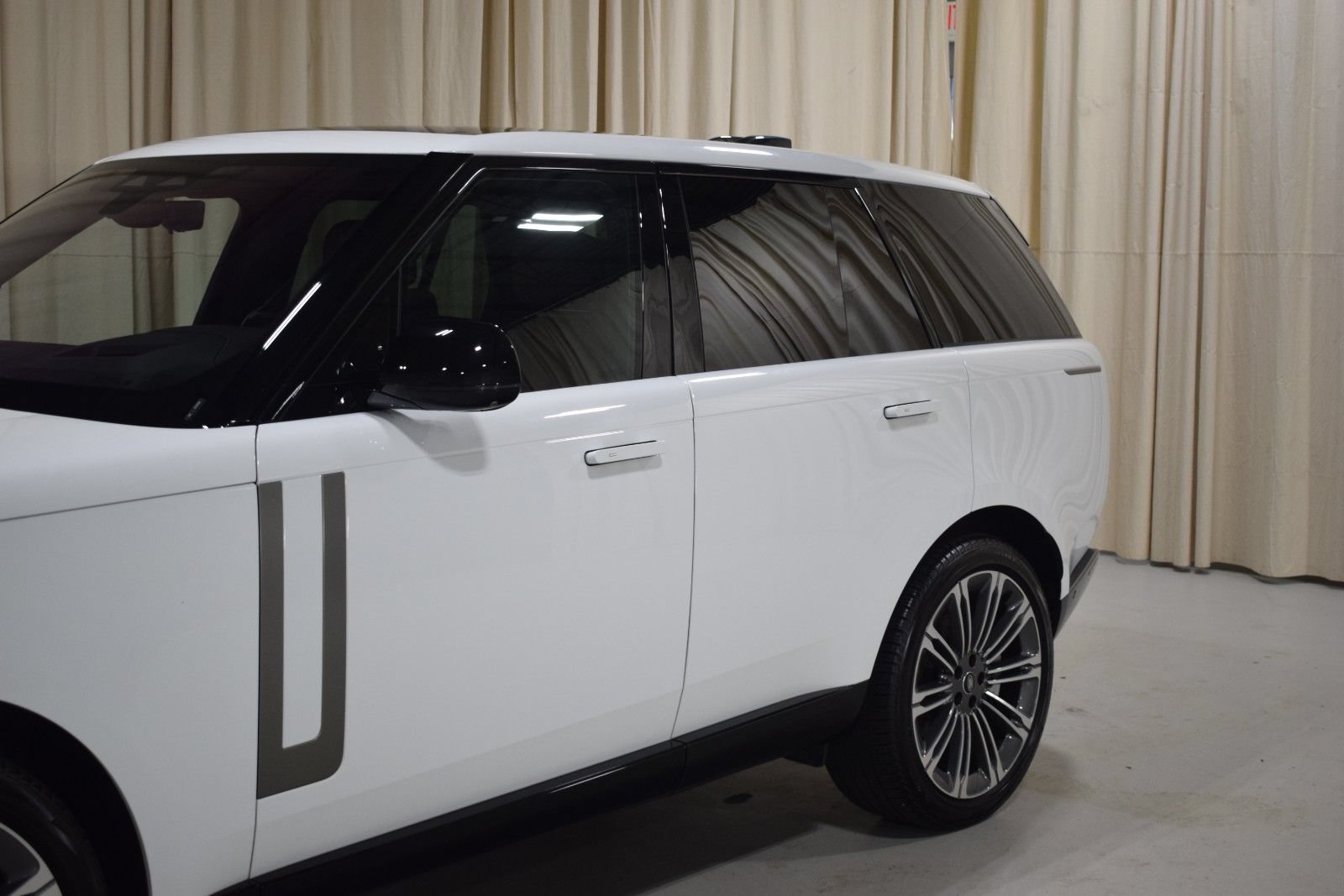 Used 2023 Land Rover Range Rover SE AWD/4WD image 2