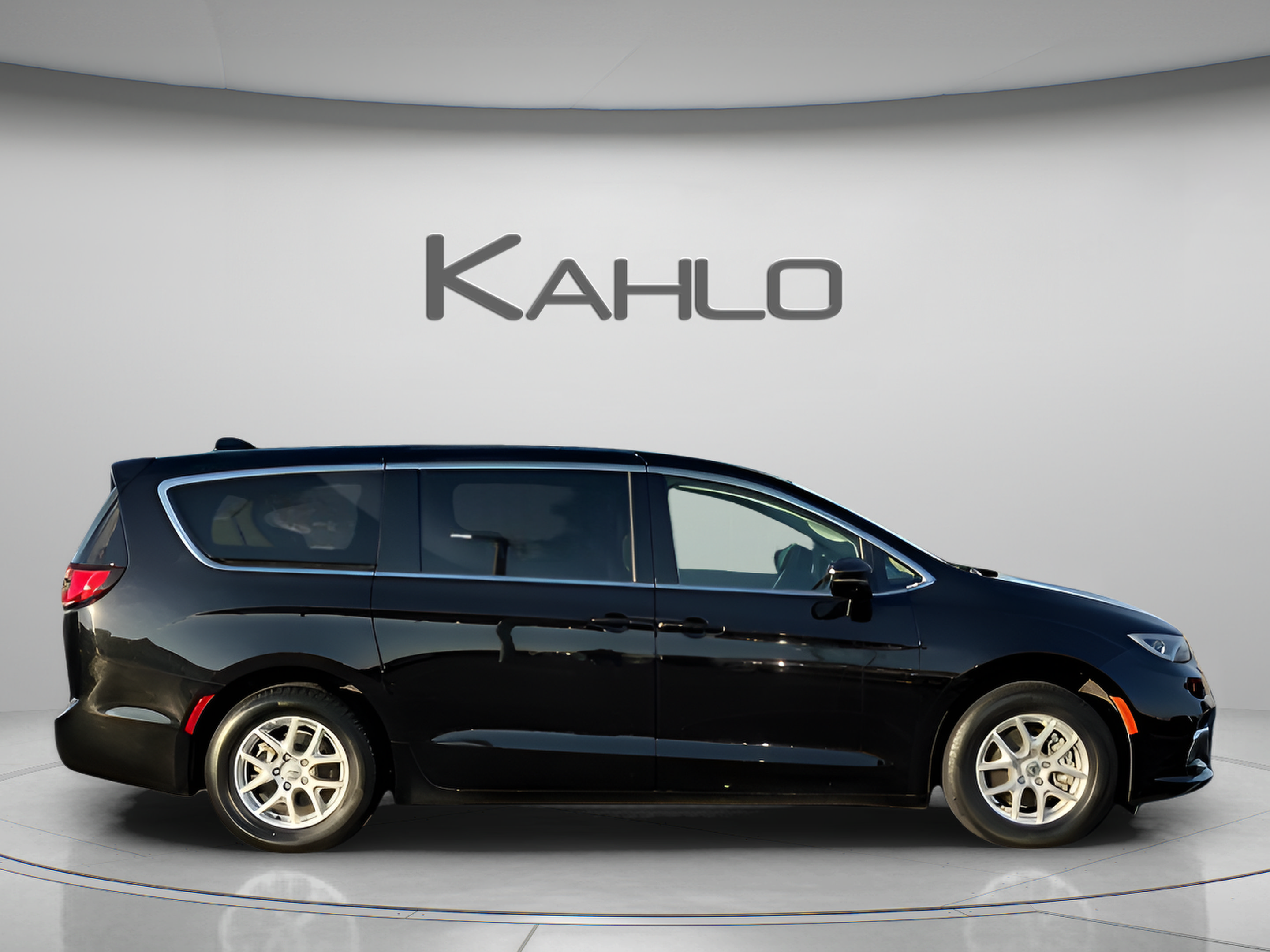 Used 2024 Chrysler Pacifica Touring-L FWD image 5