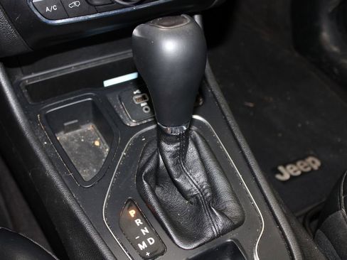 Used 2019 Jeep Cherokee Latitude Plus w/ Comfort/Convenience Group image 30