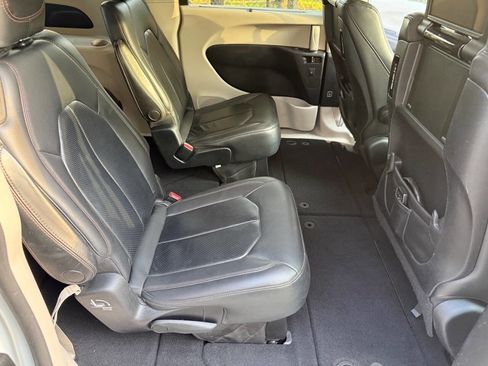Used 2017 Chrysler Pacifica Touring-L Plus w/ Tire & Wheel Group FWD image 19
