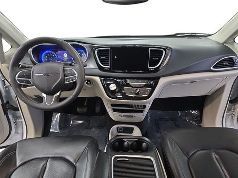 Certified 2023 Chrysler Pacifica Touring-L FWD image 9