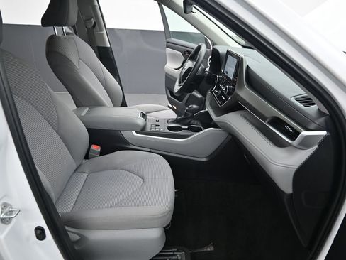 Used 2023 Toyota Highlander L image 25