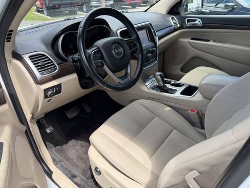 Used 2018 Jeep Grand Cherokee Laredo AWD/4WD image 9