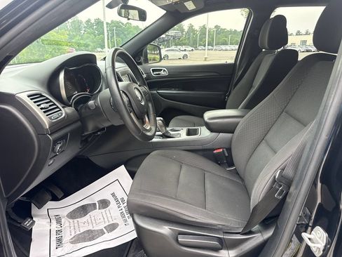 Used 2018 Jeep Grand Cherokee Laredo RWD image 12