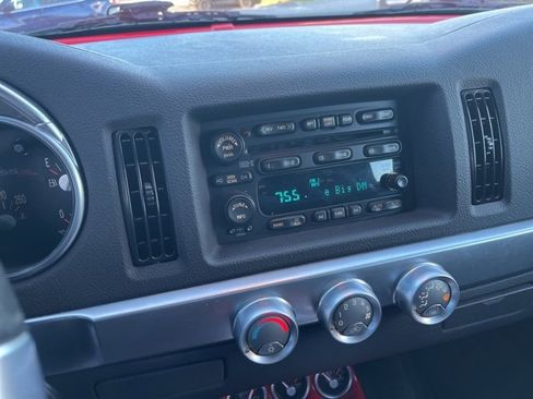 Used 2005 Chevrolet SSR w/ Preferred Equipment Group image 21