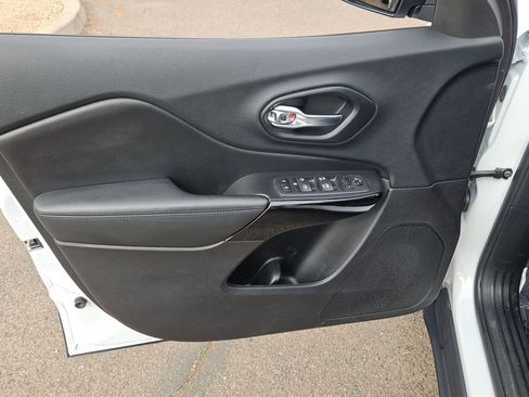 Used 2020 Jeep Cherokee Latitude Plus image 11