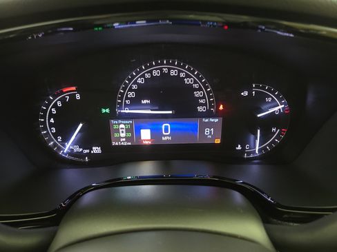 Used 2017 Cadillac XT5 Luxury w/ Driver Awareness Package image 18