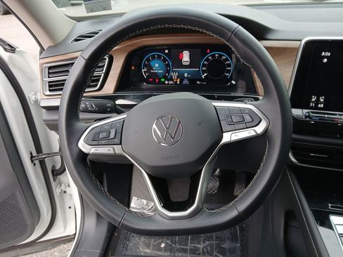 Used 2025 Volkswagen Atlas SE image 14