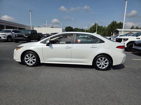 Used 2025 Toyota Corolla LE FWD image 4