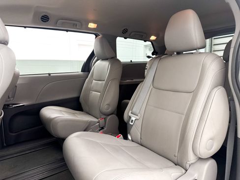 Used 2015 Toyota Sienna XLE FWD image 23