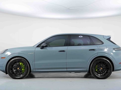 Used 2024 Porsche Cayenne Turbo image 9