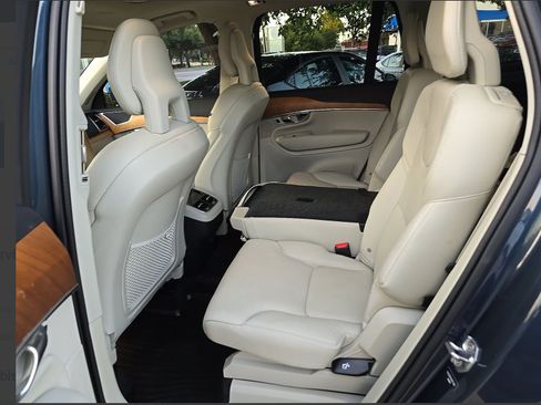 Used 2021 Volvo XC90 T6 Momentum w/ Advanced Package AWD/4WD image 4