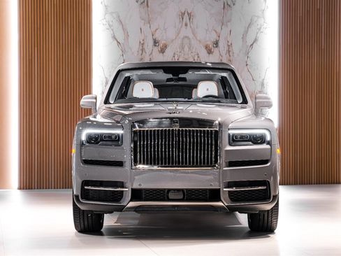 Used 2023 Rolls-Royce Cullinan w/ Cullinan Package image 2