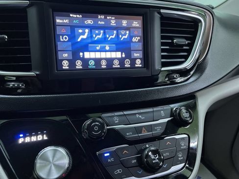 Used 2019 Chrysler Pacifica Touring-L FWD image 22