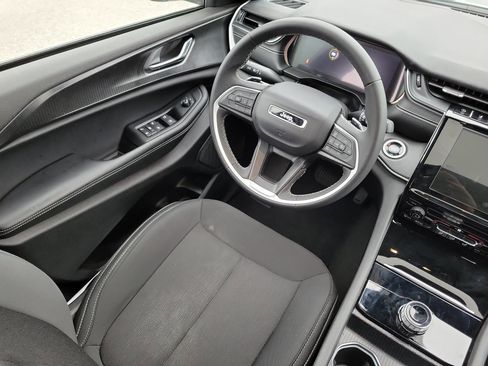 Used 2024 Jeep Grand Cherokee Laredo X image 12