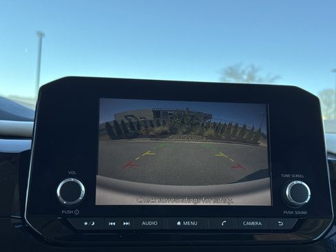 Used 2022 Nissan Pathfinder SV image 24