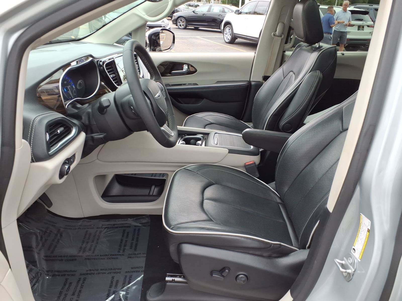 Used 2023 Chrysler Pacifica Limited FWD image 4