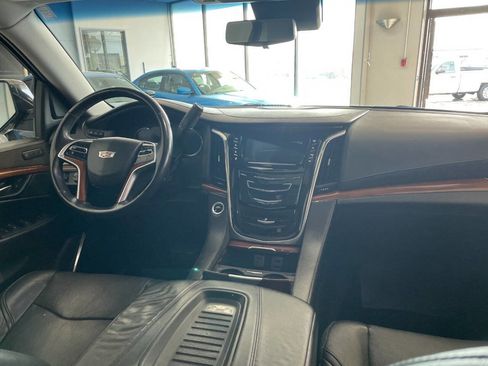 Used 2018 Cadillac Escalade ESV Luxury image 31