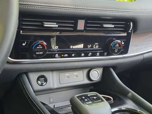 Used 2025 Nissan Rogue Platinum FWD image 27