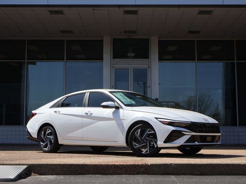 New 2026 Hyundai Elantra Limited FWD image 2