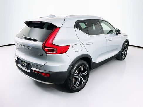 Used 2025 Volvo XC40 B5 Core image 9