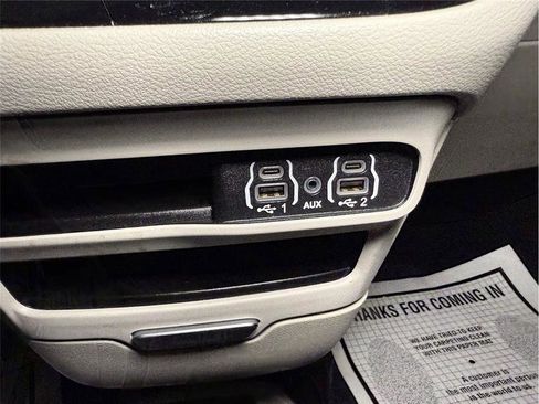 Used 2023 Chrysler Pacifica Touring-L image 40