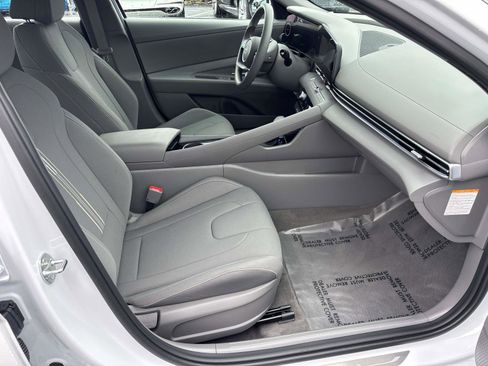 Used 2024 Hyundai Elantra Blue image 15