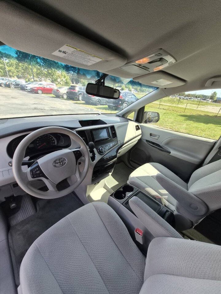 Used 2014 Toyota Sienna LE FWD image 13