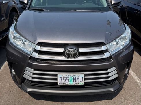 Used 2017 Toyota Highlander XLE AWD/4WD image 1
